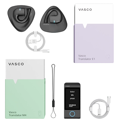 M4 E1 set Vasco Translator E1 rinkinys su dviem belaidėmis vertimo ausinėmis, įkrovimo laidu, vadovu, maišeliu ir pakuote, išdėliotas šalia Vasco Translator M4 dėžutės su virvele ir laidu.
