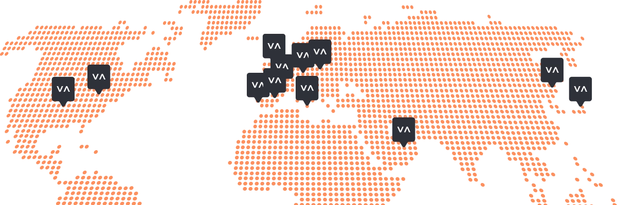 Vasco World Map Taškinis oranžinis pasaulio žemėlapis juodame fone su pilkais VA žymekliais įvairiose Šiaurės Amerikos, Europos, Artimųjų Rytų ir Azijos vietovėse.