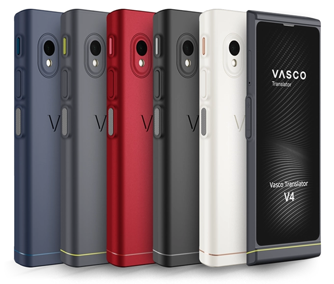 Pavaizduoti penki vertikaliai pastatyti „Vasco Translator V4“ įrenginiai – mėlynos, tamsiai pilkos, raudonos, juodos ir baltos spalvų, o viename iš įrenginių rodomas pagrindinis ekranas.